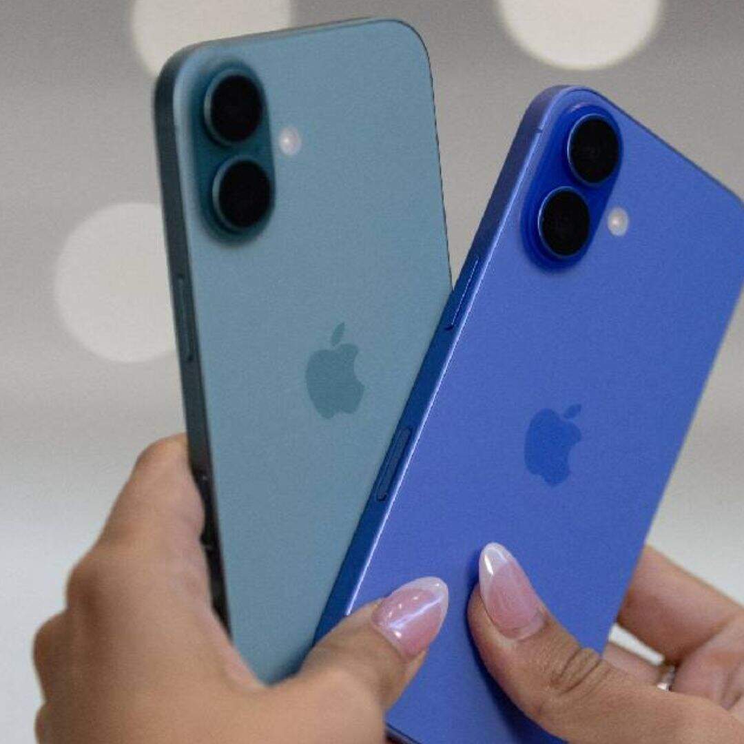 iPhone 16 के दूसरे फीचर्स की बात करें तो इसमें आपको 8GB तक की रैम और 512GB तक की स्टोरेज मिलती है। फोटोग्राफी के लिए इसमें कंपनी ने रियर में 48+12 मेगापिक्सल का डुअल कैमरा सेटअप दिया गया है। सेल्फी और वीडियो कॉलिंग के लिए इसमें 12 मेगापिक्सल का कैमरा दिया गया है। इसमें आपको 3561mAh की अपडेट बंद कर दी है।