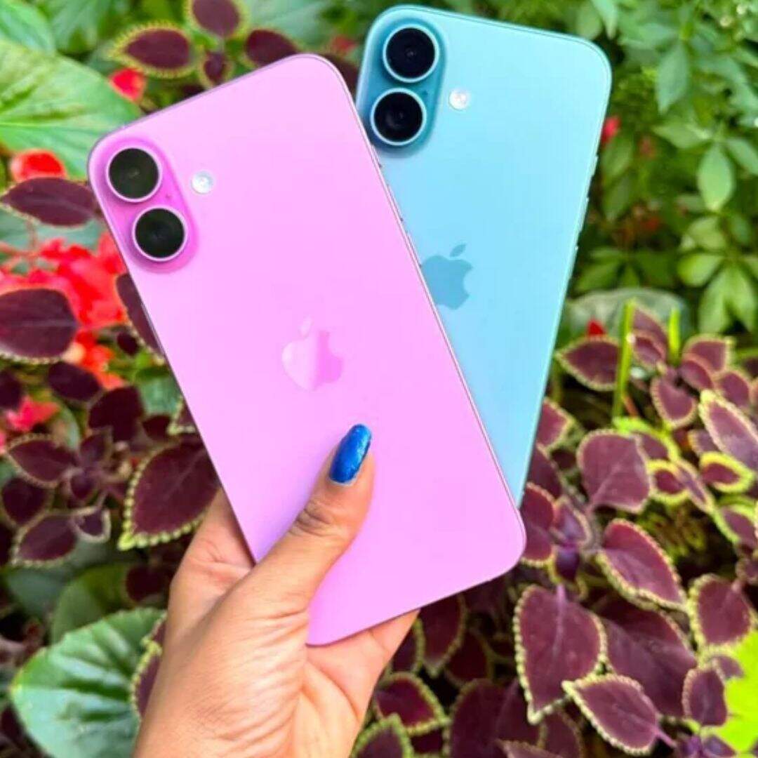 iPhone 16 में आपको एल्यूमिनियम फ्रेम के साथ ग्लास बैक पैनल मिलता है। इसमें आपको 6.1 इंच की सुपर रेटिना डिस्प्ले दी गई है जो 2000 निट्स की पीक ब्राइटनेस को सपोर्ट करती है। इसमें आपको Ceramic Shield glass की प्रोटेक्शन मिलती है। आउट ऑफ द बॉक्स यह स्मार्टफोन iOS 18 पर रन करता है।