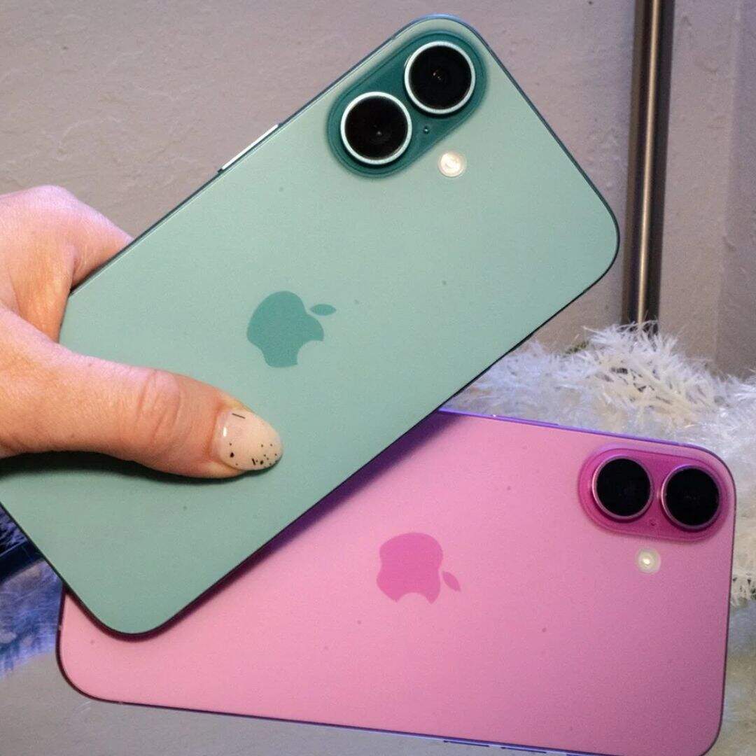 iPhone 16 पर मिलने वाले दूसरे ऑफर्स की बात करें तो इसमें कंपनी ग्राहकों को 2,697 रुपये तक का कैशबैक ऑफर दे रही है। इसके साथ ही आप इसे 2,265 रुपये की मंथली EMI पर भी इसे खरीद सकते हैं।