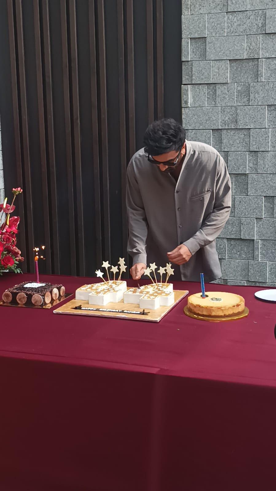 रणबीर कपूर ने काटा केक