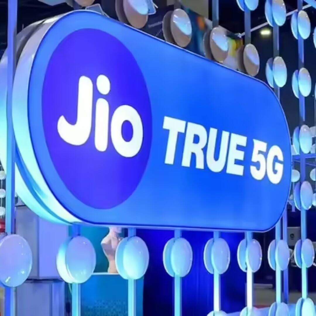 इसके साथ यूजर अलग-अलग एंटरटेनमेंट पैक भी चुन सकते हैं। इनमें JioHotstar, SonyLIV और ZEE5 वाला हिंदी एंटरटेनमेंट पैक, JioHotstar, FanCode, Lionsgate और Discovery+ वाला इंटरनेशनल पैक और JioHotstar, SunNXT, Kancha Lanka तथा Hoichoi वाला रीजनल पैक शामिल हैं।