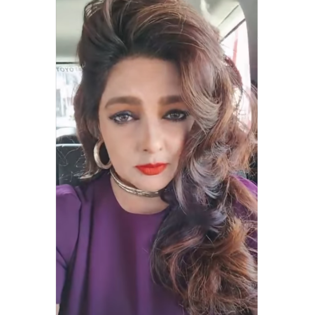 कर्ली बाल और हैवी मेकअप