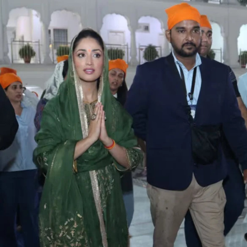​‘नई नवेली’ की रिलीज से पहले यामी ने लिया आशीर्वाद