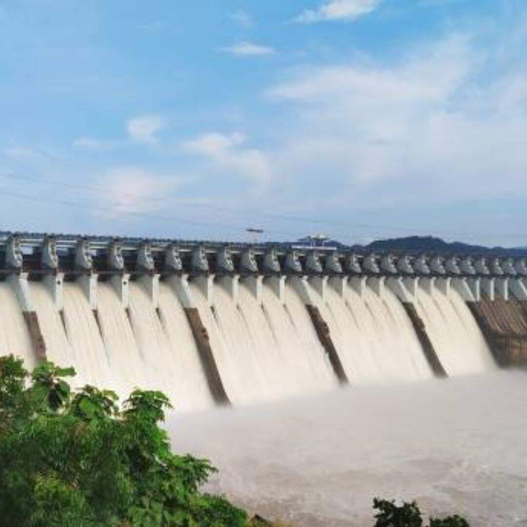 ​इकलौती नदी कौन सी है, जो अमरकंटक के पठार से निकलती है​