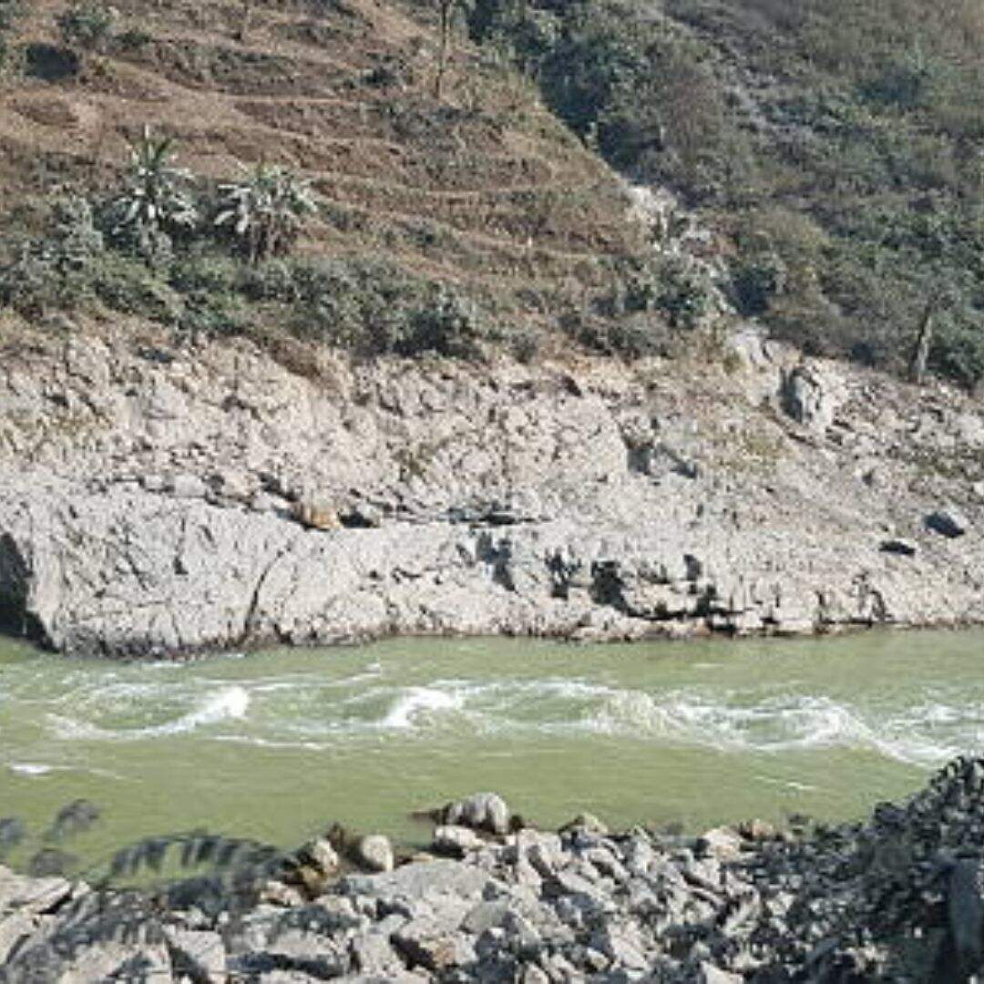 नदी का स्तर बाढ़ के दौरान बढ़ जाता है