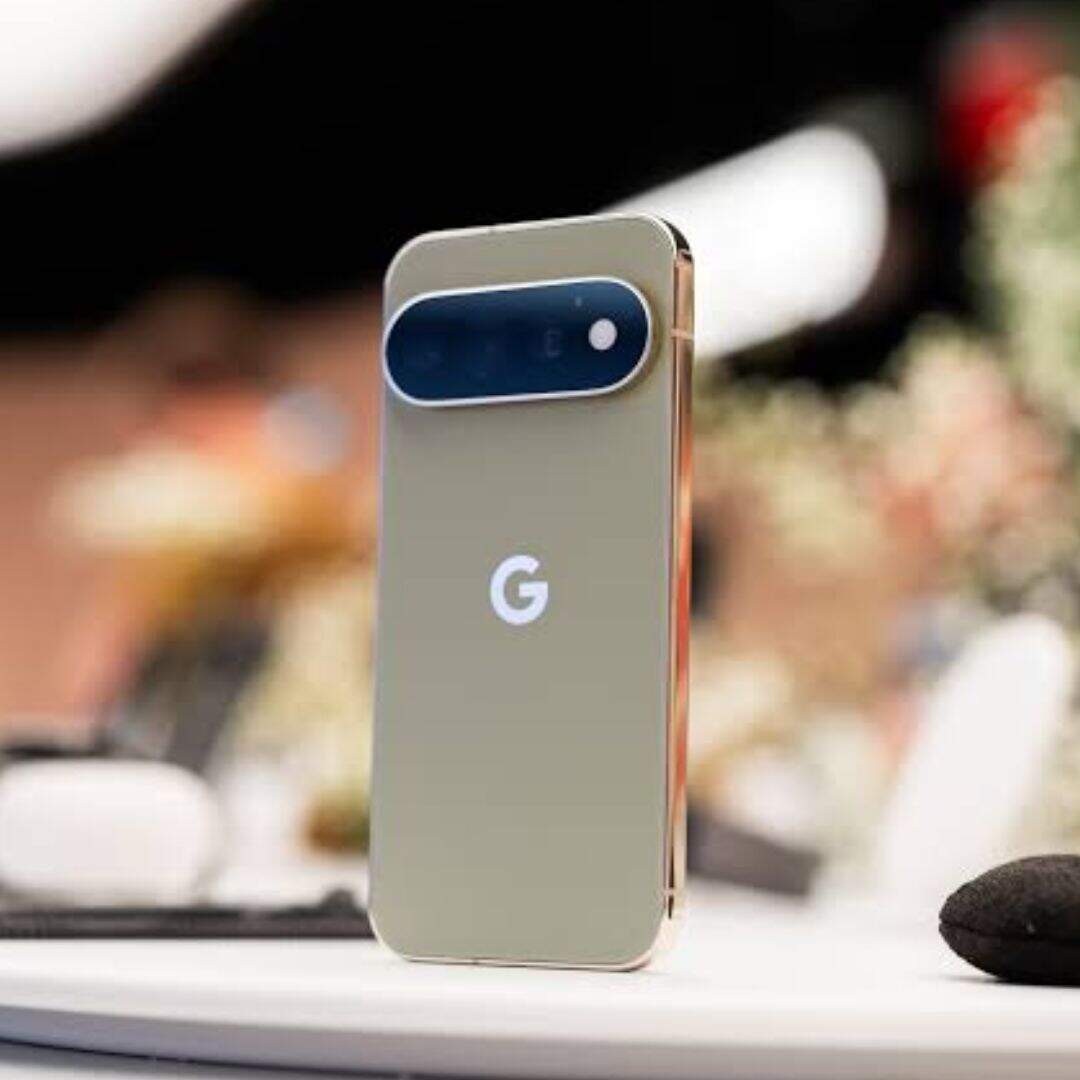 Google Pixel 11 5G  में आपको 12GB तक की रैम और 512GB तक की स्टोरेज मिलती है। फोटोग्राफी के लिए इस स्मार्टफोन में आपको 48+10+13 मेगापिक्सल का कैमरा मिलता है। सेल्फी और वीडियो कॉलिंग के लिए इस स्मार्टफोन में आपको 10.5 मेगापिक्सल का फ्रंट कैमरा दिया गया है। चिपसेट की बात करें तो इसमें आपको Google Tensor G6 चिपसेट मिलता है।