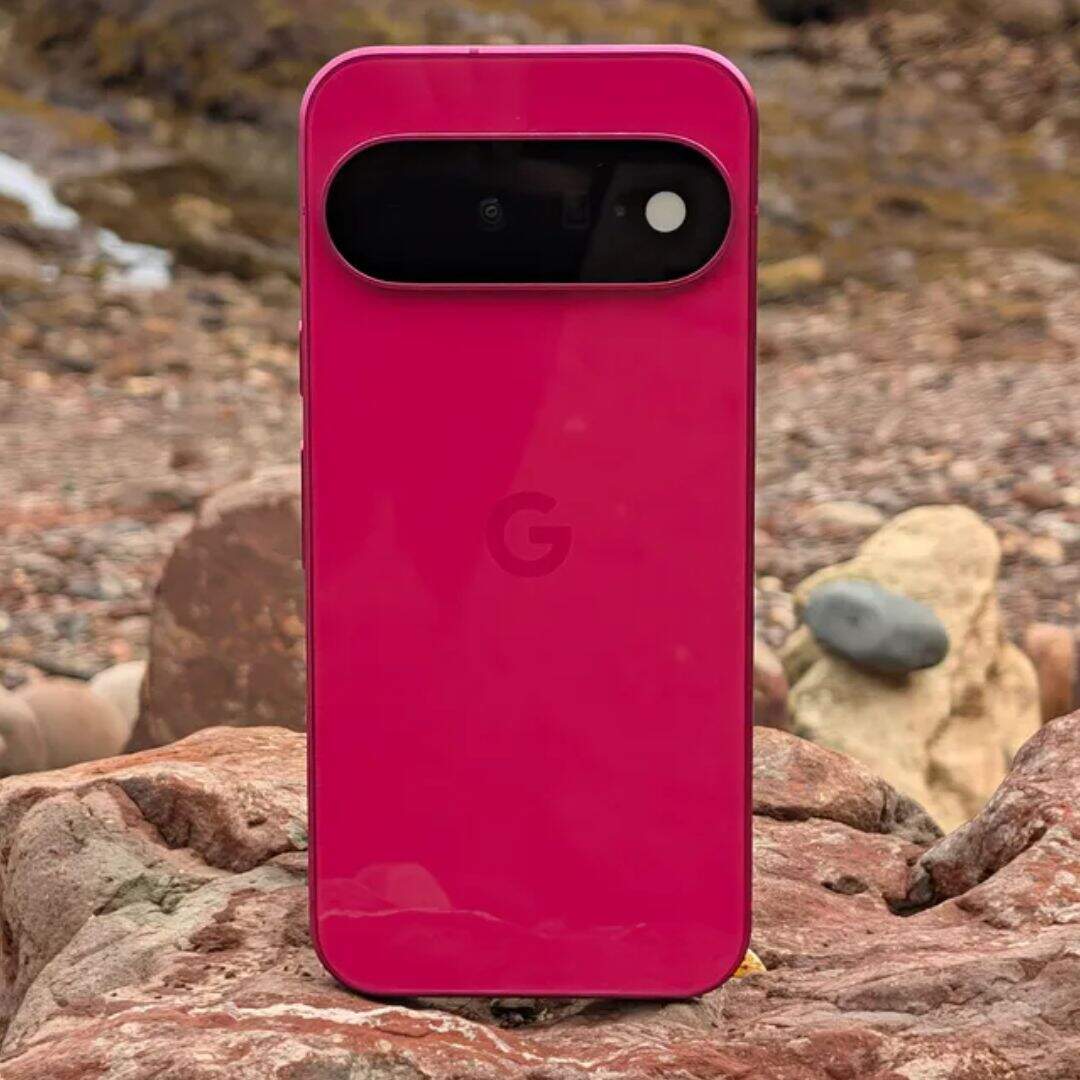 Google Pixel 11 5G पर मिलने वाले फीचर्स की बात करें तो इसमें आपको 6.3 इंच की OLED डिस्प्ले मिलती है। इसके साथ इसमें आपको 120Hz का रिफ्रेश रेट और 2000 निट्स की पीक ब्राइटनेस मिलेगी। प्रोटेक्टेशन के लिए डिस्प्ले में Corning Gorilla Glass Victus 2 मिलेगी। आउट ऑफ द बॉक्स यह स्मार्टफोन एंड्रॉयड 17 पर रन करेगा।