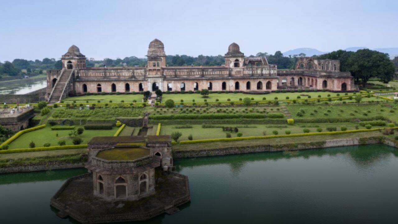 मांडू- झीलों के बीच जहाज महल