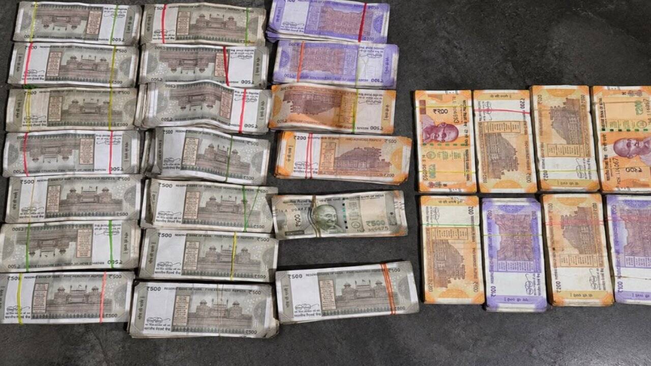 ड्रग्स रैकेट से जब्त किए गए रुपये