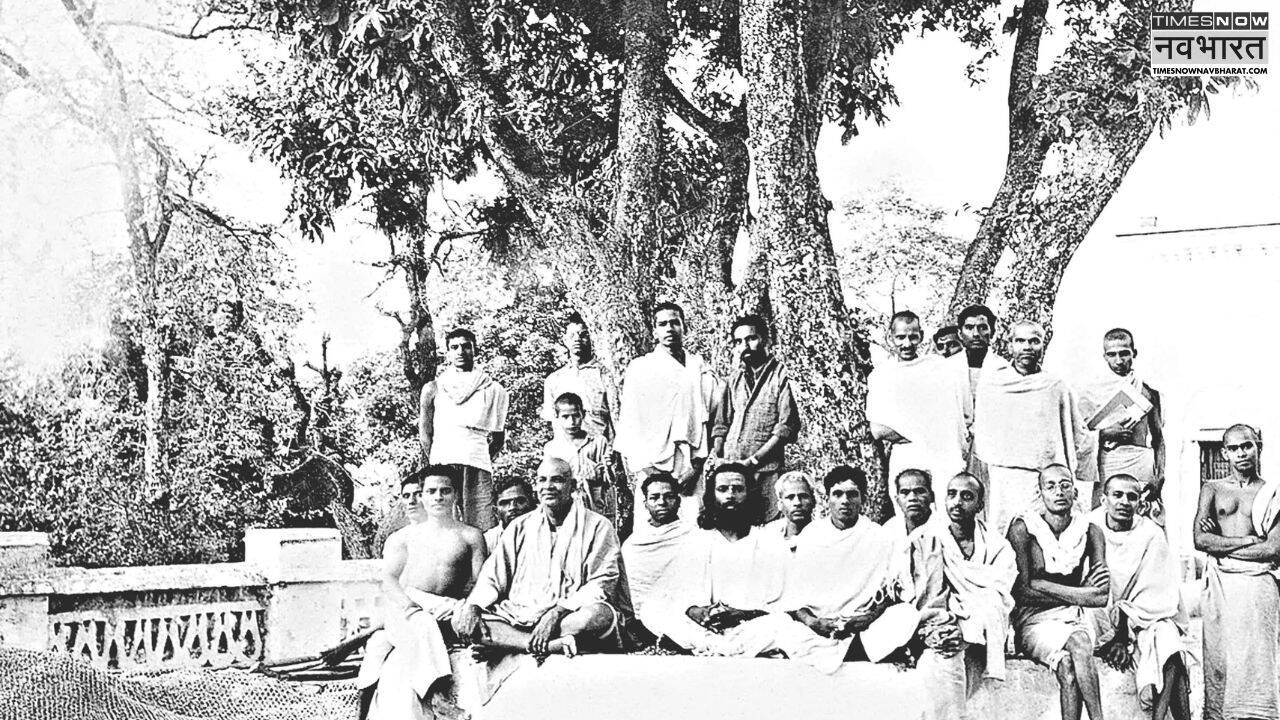 1947 में ऋषिकेश में स्वामी चिन्मयानंद (Photo: Chinmaymission.com)