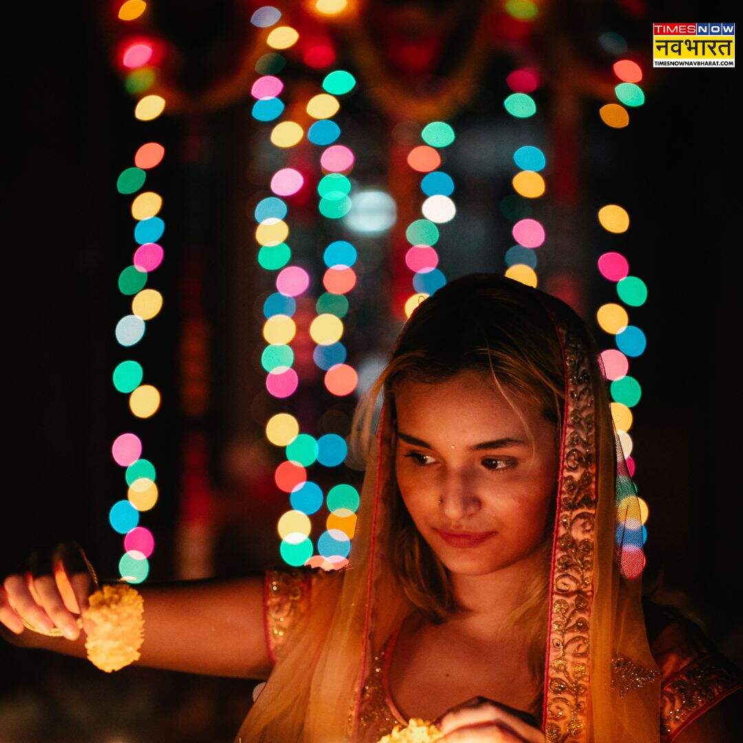 सफेद या सुनहरी लाइट्स 