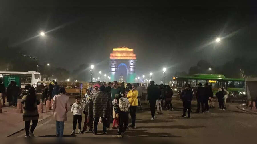 कोरोना के डर पर भारी पड़ा नए साल का जश्न