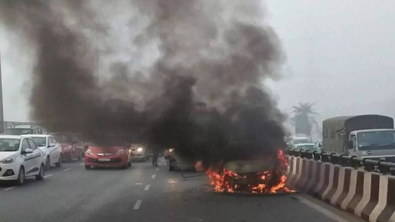 Running car turns into a ball of fire on Gurugram Dwarka Expressway ...