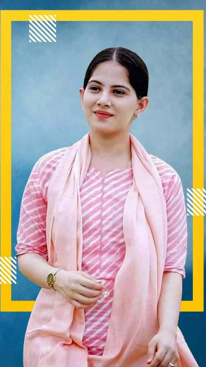 सूट में आती हैं नजर