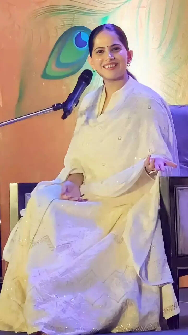 लेती हैं इतनी फीस