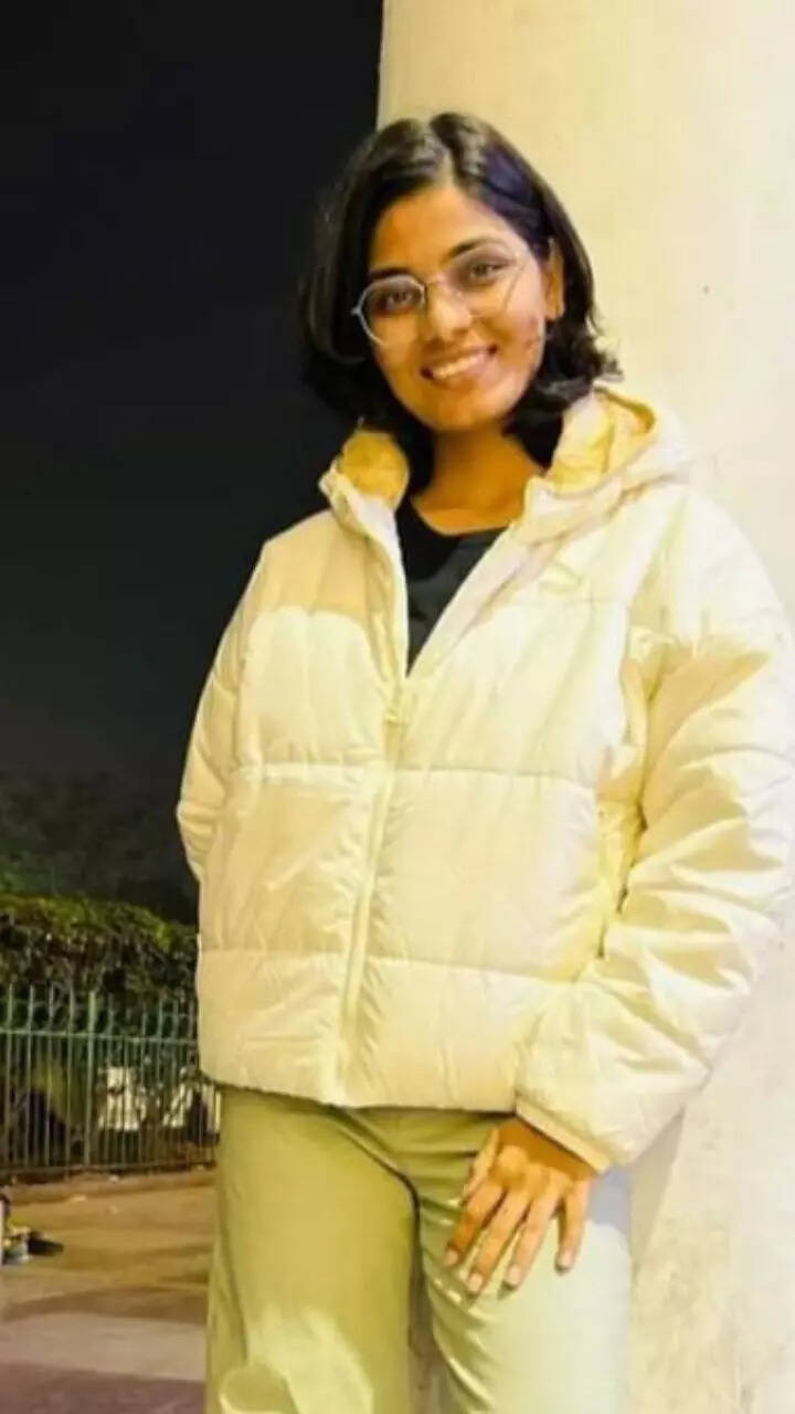 इन दिनों वह सोशल मीडिया पर अपने गाने यूपी में का बा को लेकर काफी चर्चा में हैं।