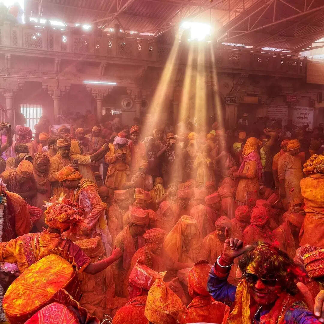 दूर दूर से आते हैं लोग
