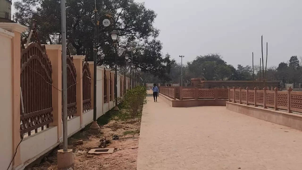 फूड कोर्ट से लेकर बैठने तक की व्यवस्था