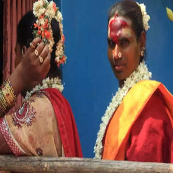 किन्नरों से आशीर्वाद में मांग लें एक सिक्का