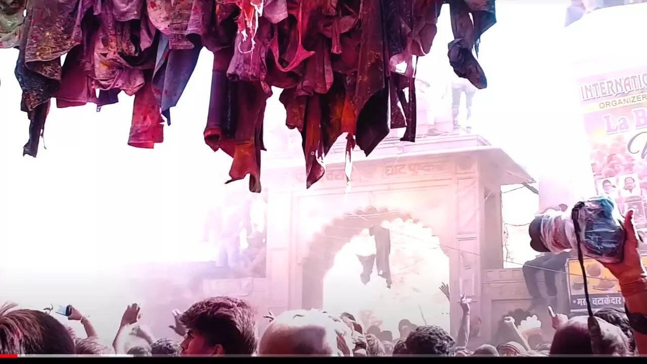 आ गई है होली
