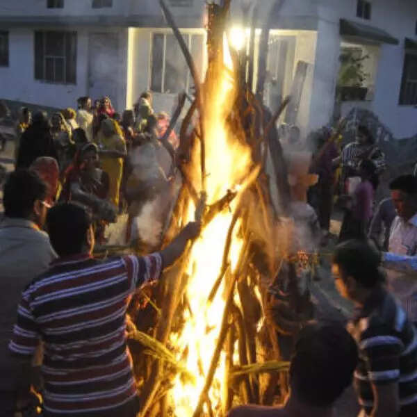 उत्तम स्वास्थ्य के लिए होलिका दहन के दिन नीम की 10 पत्तियां छह लौंग और थोड़ा कपूर ले लें और इसे अपने ऊपर से पांच या सात बार उतार होलिका दहन की अग्नि में डाल दें।