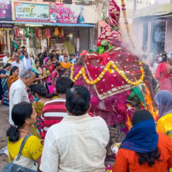 आर्थिक तंगी से मुक्ति पाना चाहते हैं तो गन्ने को होलिका दहन की अग्नि दिखाएं। इसके बाद इस गन्ने को घर की दक्षिण-पश्चिम दिशा में खड़ा कर दें। ऐसा करने से आर्थिक स्थिति मजबूत हो जाएगी।