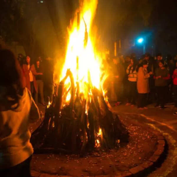 बिजनेस में तरक्की के लिए होलिका की अग्नि में गेहूं की तीन बाली और अलसी की 6 बाली थोड़ी सी जला लें। इसके बाद इन बालियों को एक लाल रंग के कपड़े में लपेटकर अपने ऑफिस में रख दें।
