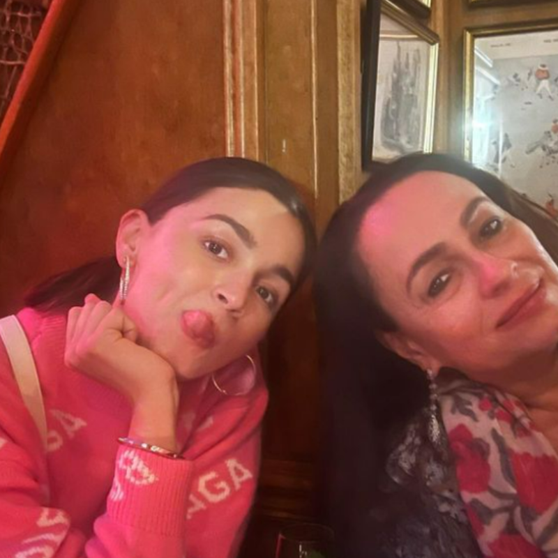 मां के साथ बच्ची बनी Alia Bhatt