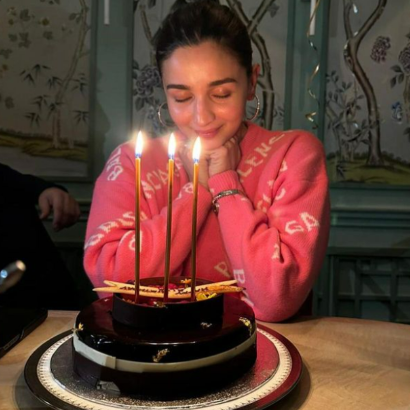 Alia Bhatt ने घरवालों के साथ मनाया बर्थडे