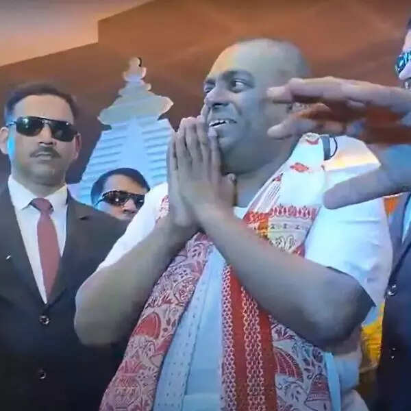 हर समय साथ रहते हैं सिक्योरिटी गार्ड्स