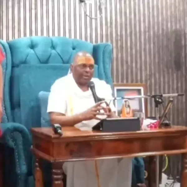 आश्रम में एंट्री और समस्या बताने के लिए कटानी पड़ती है रसीद