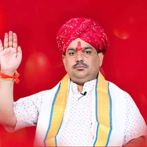 करौली सरकार लोगों को बनाते हैं बेवकूफ- पंडोखर सरकार