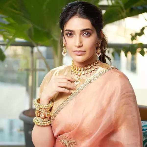 स्टाइलिश एंड गॉर्जियस एक्ट्रेस