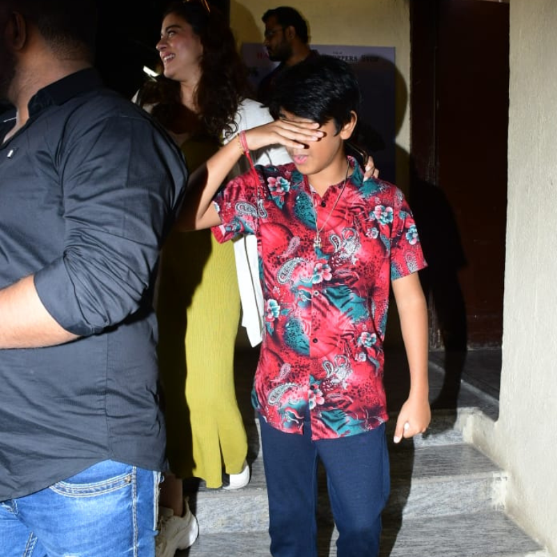 Ajay Devgn के बेटे युग देवगन दिखे मुंह छुपाते