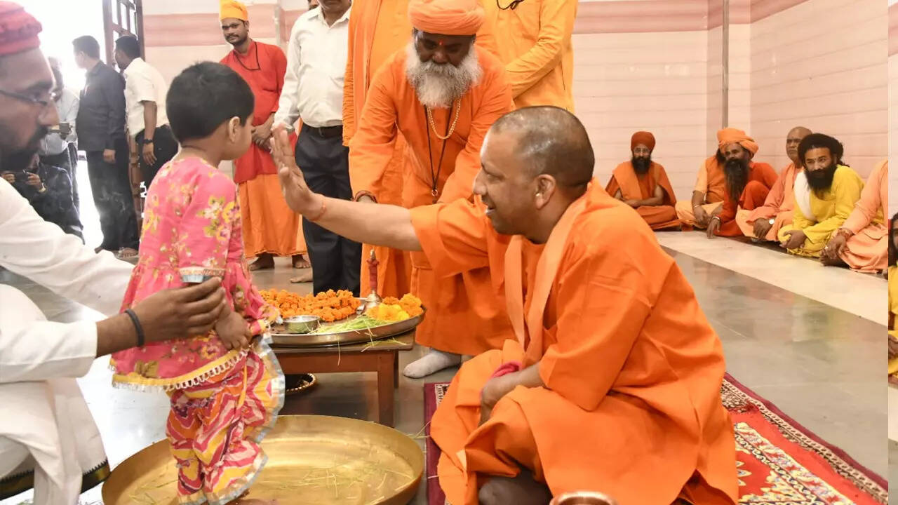 सीएम योगी ने कराया भोजन