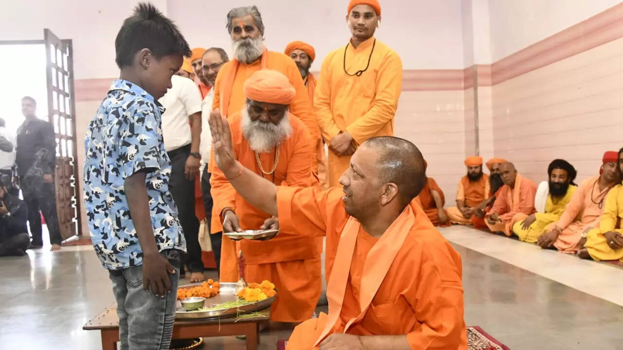 CM योगी ने पखारे पैर
