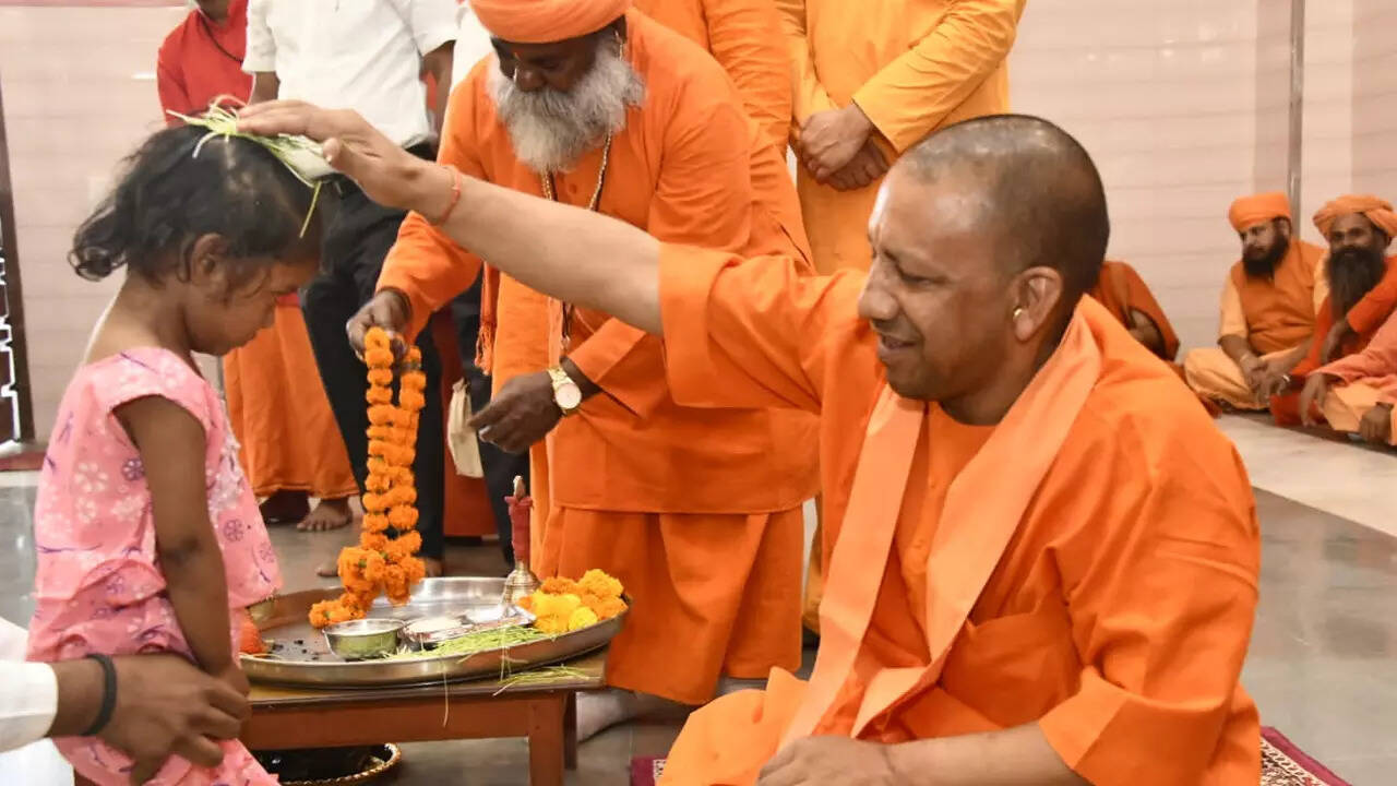 गोरखपुर दौरे पर योगी