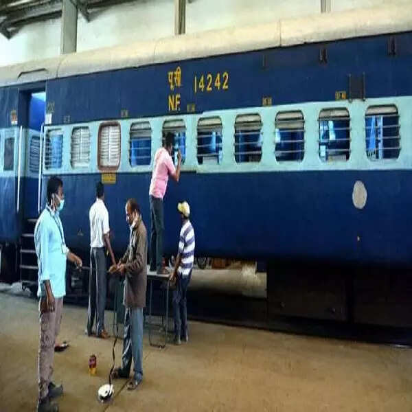 चलती ट्रेन में अलार्म चेन खींचना