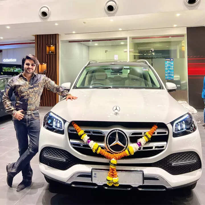 प्रदीप पांडे ने खरीदी नई कार