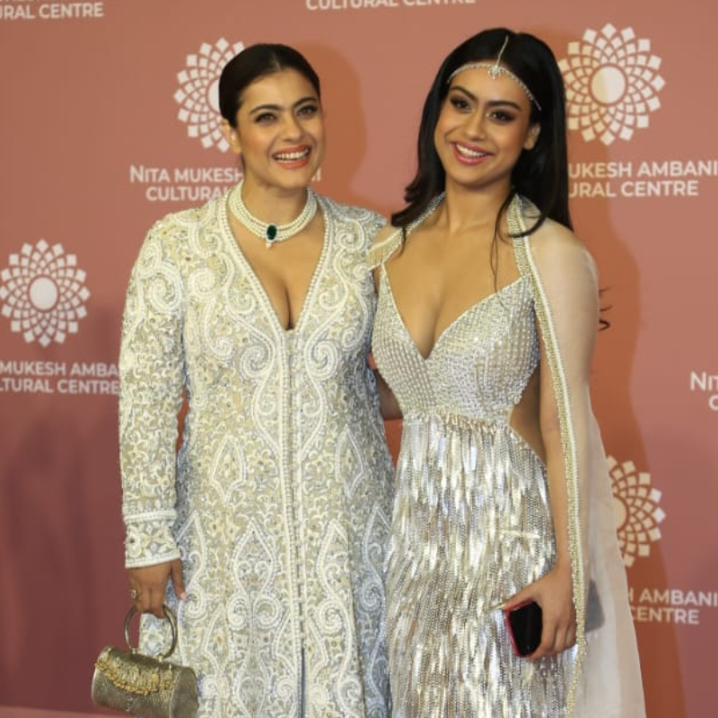 सफेद रंग की ड्रेस में दिखी Kajol-Nyasa