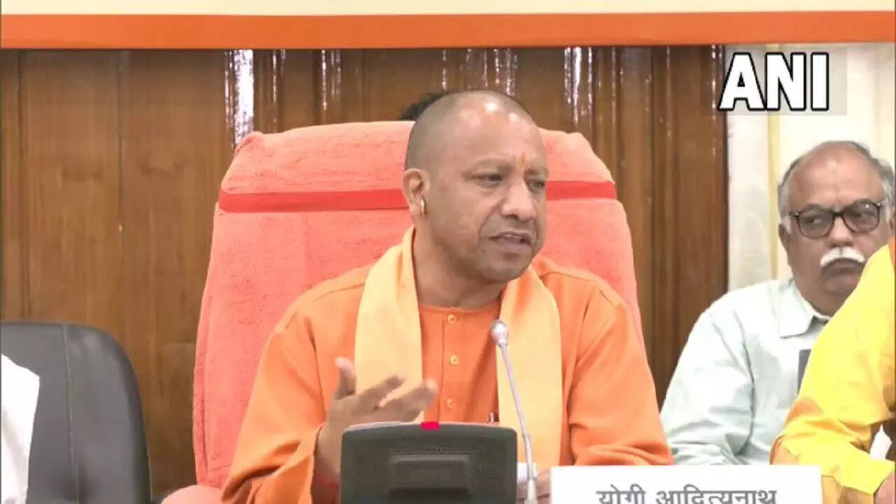 योगी आदित्यनाथ के कड़े तेवर
