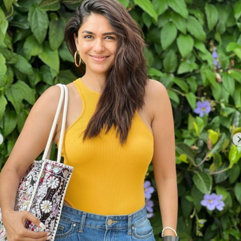 Mrunal Thakur के ग्लोइंग फेस पर फिदा हुए फैंस