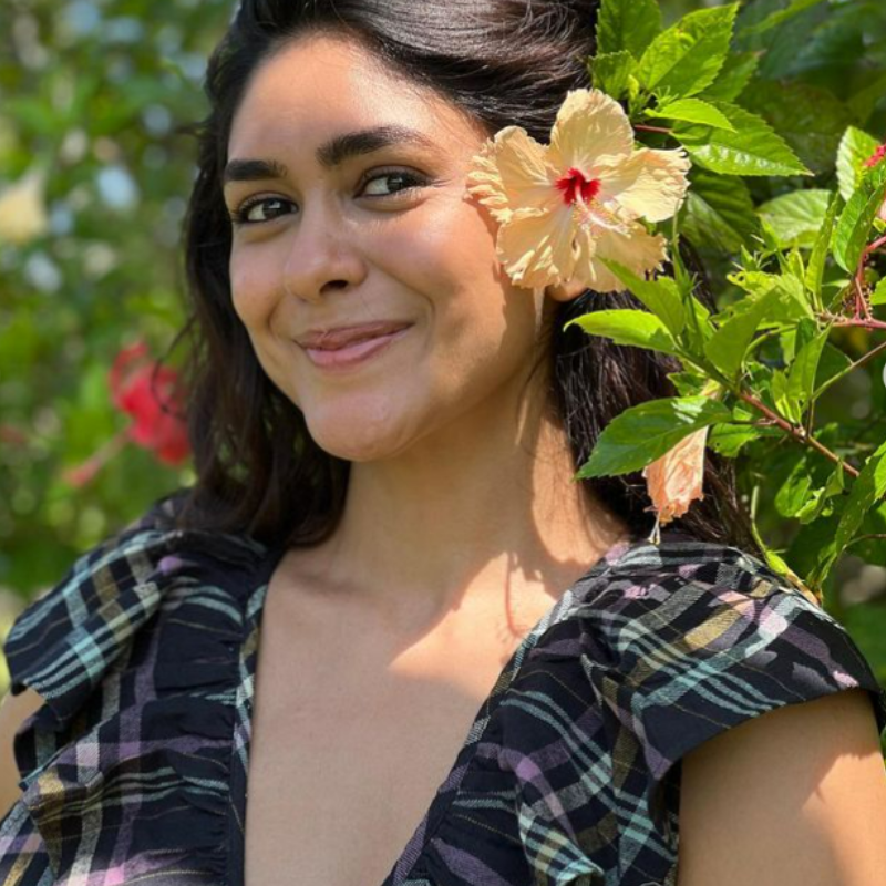 Mrunal Thakur की अदाओं ने जीता फैंस का दिल