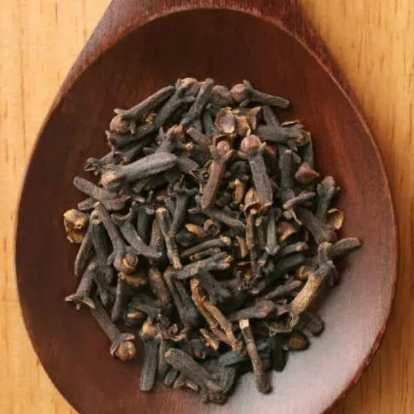 लौंग चढ़ाना चाहिए- मीन राशि