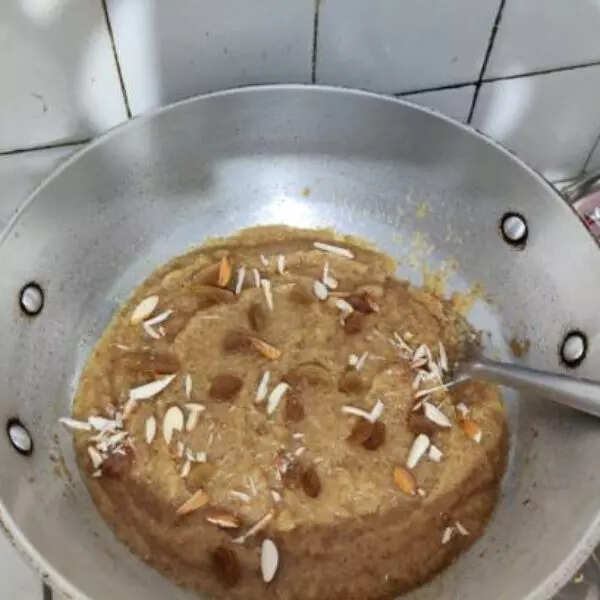 गाय के घी में बेसन का हलवा- कर्क राशि