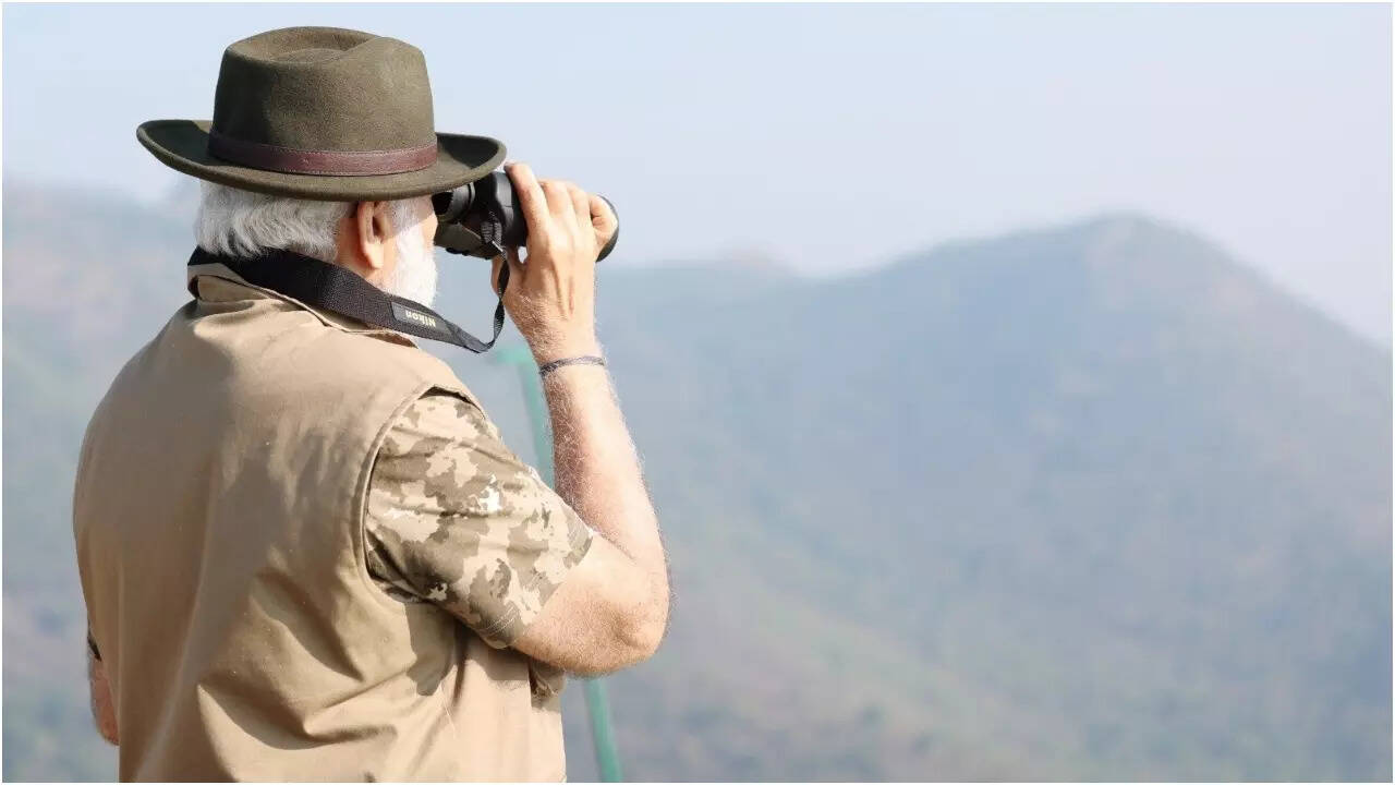 दूरबीन से लिया नजारों का आनंद 