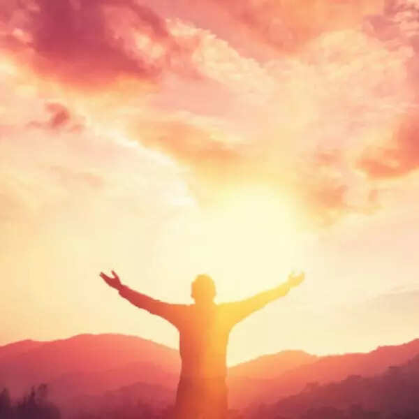 लाल कपड़े पहनकर सूर्य देव को जल देना माना गया है सबसे ज्यादा शुभ