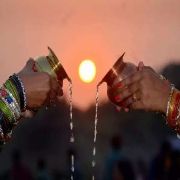 अर्घ्य देते समय सिर के ऊपर हों दोनों हाथ