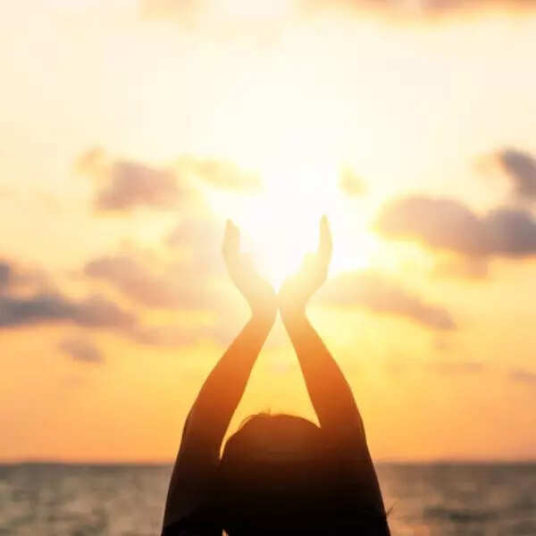 पानी के साथ लाल फूल कुमकुम और चावल जरूर डालें