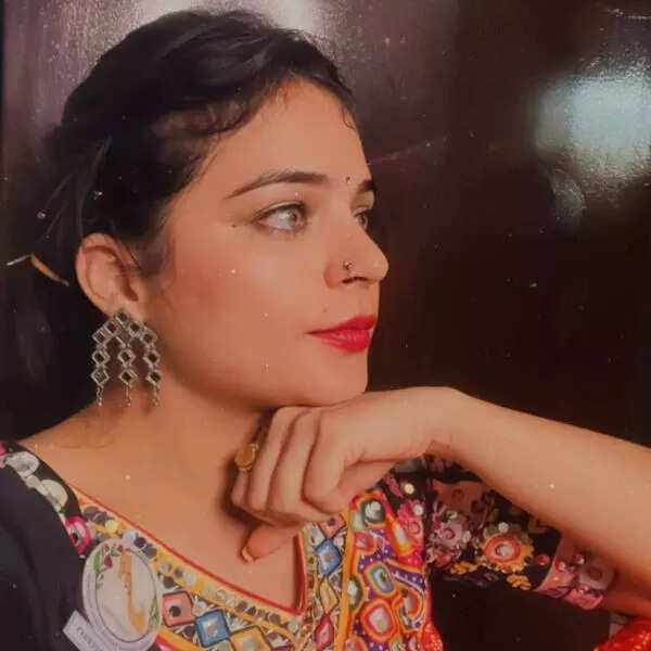 इकनॉमिक्स की टीचर हैं खन्ना
